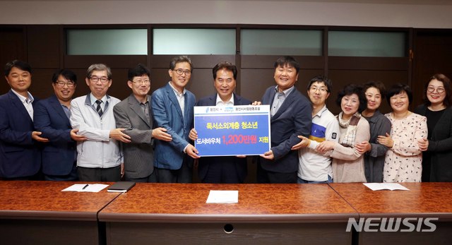  【용인=뉴시스】 이준구 기자 = 용인시서점협동조합 관계자들이 1일 시장실에서 백군기 용인시장에게 취약계층 청소년들의 독서활동 지원을 위해 연간 1200만원 상당의 도서이용권을 기탁했다.(사진제공= 용인시)