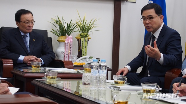 【창원=뉴시스】강경국 기자 = 허성무 경남 창원시장이 2일 국회를 방문해 이해찬 더불어민주당 대표를 만나 100만 이상 대도시 특례 법제화, 마산해양신도시 국비 지원, 창원마산야구장 균등 지원 등 시정의 주요 현안에 대해 정책적 지원을 요청하고 있다. 2018.10.02. (사진=창원시청 제공)kgkang@newsis.com
