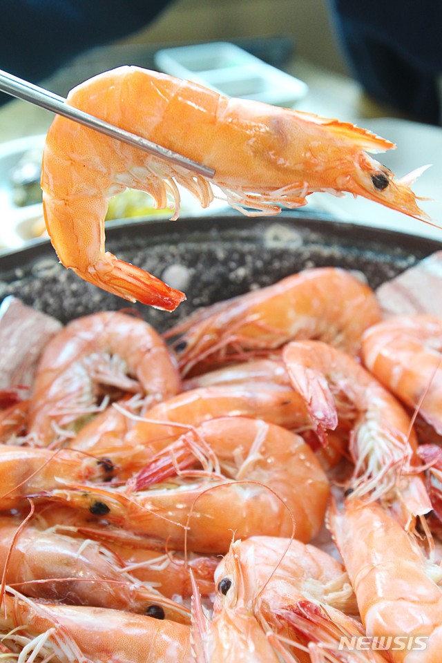 [고성(경남)=뉴시스] 신정철 기자 = 식품의약품안전처는 이달 30일부터 베트남 3개 제조업소에서 수입되는 새우와 새우 함유량이 30% 이상인 기타 수산물가공품에 대해서는 동물용의약품(독시싸이클린)을 검사해 안전성을 입증해야만 국내로 들여올 수 있는 '검사명령'을 오는 30일부터 적용한다고 20일 밝혔다. (사진은 기사와 관련이 없습니다.) 2018.10.02. photo@newsis.com 