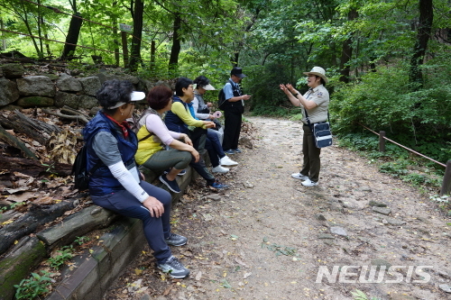 【서울=뉴시스】상반기 ‘숲속 힐링 캠프’ 진행 모습. <사진제공=도봉구청> 2018.10.02.