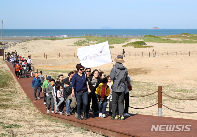 [태안=뉴시스] 지난 2018년 10월2일 진행된 태안 사구축제. (사진=뉴시스 DB). photo@newsis.com