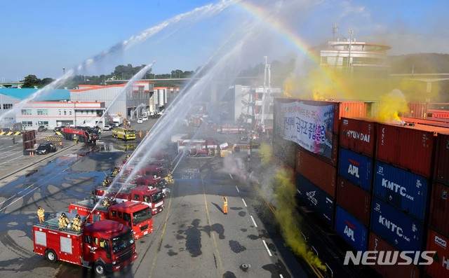 【부산=뉴시스】 하경민 기자 = 부산항 신항 PSA현대부산신항만 4부두에서 민·관·군이 합동으로 참여하는 대형 재난대비 긴급구조종합훈련이 펼쳐지고 있다. 유해화학물질 누출 등 대형 복합재난 발생을 가정해 화재진압, 인명구조, 긴급구조통제단 및 통합지원본부 가동 절차 등을 점검하는 방식으로 진행된 이날 훈련에는 부산소방과 경찰, 해경, 공군 5비 등 40개 기관에서 1000여 명과 헬기 4대, 생화학구조차 등 특수차량 143대 등이 동원됐다. 2018.10.02. (사진=공군 5비 제공) yulnetphoto@newsis.com