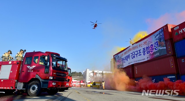 【부산=뉴시스】 하경민 기자 = 부산항 신항 PSA현대부산신항만 4부두에서 민·관·군이 합동으로 참여하는 대형 재난대비 긴급구조종합훈련이 펼쳐지고 있다. 유해화학물질 누출 등 대형 복합재난 발생을 가정해 화재진압, 인명구조, 긴급구조통제단 및 통합지원본부 가동 절차 등을 점검하는 방식으로 진행된 이날 훈련에는 부산소방과 경찰, 해경, 공군 5비 등 40개 기관에서 1000여 명과 헬기 4대, 생화학구조차 등 특수차량 143대 등이 동원됐다. 2018.10.02. (사진=공군 5비 제공) yulnetphoto@newsis.com