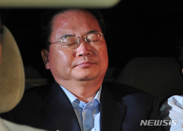 【서울=뉴시스】박세연 기자 = 지난 2010년 7월24일 새벽 서울 서초동 중앙지검에서 민간인 사찰사건에 관련해 구속영장이 청구된 이인규 전 공직윤리지원관이 서울구치소로 이송되고 있다. psy5179@newsis.com 