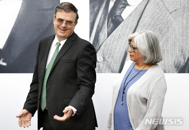 【멕시코시티=AP/뉴시스】멕시코의 그라시엘라 마르케스 경제장관(오른쪽)과 마르셀로 에브라르드 외무장관(왼쪽)이 지난해 10월1일(현지시간) 멕시코시티에서 열린 기자회견에 참석한 모습. 2019.06.03.