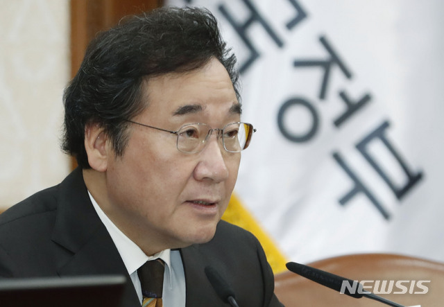 【서울=뉴시스】최동준 기자 = 이낙연 국무총리가 2일 오전 서울 세종로 정부서울청사에서 열린 국무회의에서 가짜뉴스 실태와 대책에 대해 모두발언 하고 있다. 2018.10.02. photocdj@newsis.com