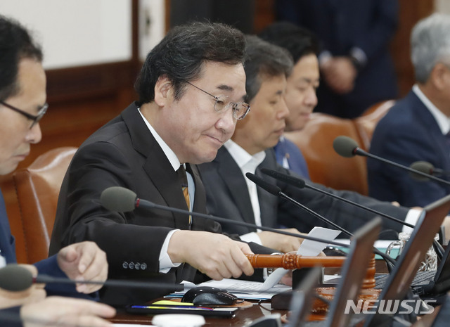 【서울=뉴시스】최동준 기자 = 이낙연 국무총리가 2일 오전 서울 세종로 정부서울청사에서 열린 국무회의에서 회의 시작을 알리는 의사봉을 두드리고 있다. 이 총리는 국무회의에서 가짜뉴스 실태와 대책에 대해 언급했다. 2018.10.02. photocdj@newsis.com
