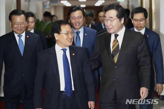 【서울=뉴시스】최동준 기자 = 이낙연 국무총리가 2일 오전 서울 세종로 정부서울청사에서 열린 국무회의에서 유영민 과학기술정보통신부 장관을 비롯한 국무위원들과 입장하고 있다. 2018.10.02. photocdj@newsis.com