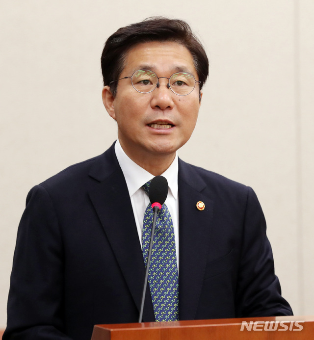 【서울=뉴시스】박영태 기자 = 2일 오전 서울 영등포구 여의도 국회에서 열린 국회 산업통상자원중소벤처기업위원회 전체회의에서 성윤모 산업통장자원부 장관이 한미 FTA개정협상 주요결과 및 향후 계획에 대해 보고하고 있다. 2018.10.02.since1999@newsis.com