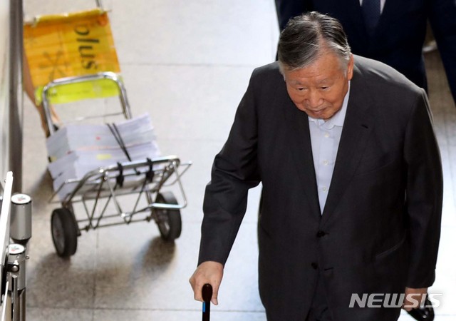 【서울=뉴시스】 조성봉 기자 = '4300억대 배임·횡령' 혐의를 받고 있는 이중근 부영그룹 회장이 2일 오전 서울 서초구 서울중앙지방법원에서 열린 25차 공판에 출석하고 있다. 2018.10.02. suncho21@newsis.com