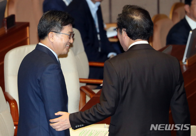 【서울=뉴시스】박영태 기자 = 2일 오전 서울 영등포구 여의도 국회 본회의장에서 열린 제364회 국회(정기회) 제8차 본회의에서 이낙연 총리가 김동연 경제부총리 겸 기획재정부 장관과 이야기를 나누고 있다. 2018.10.02. since1999@newsis.com