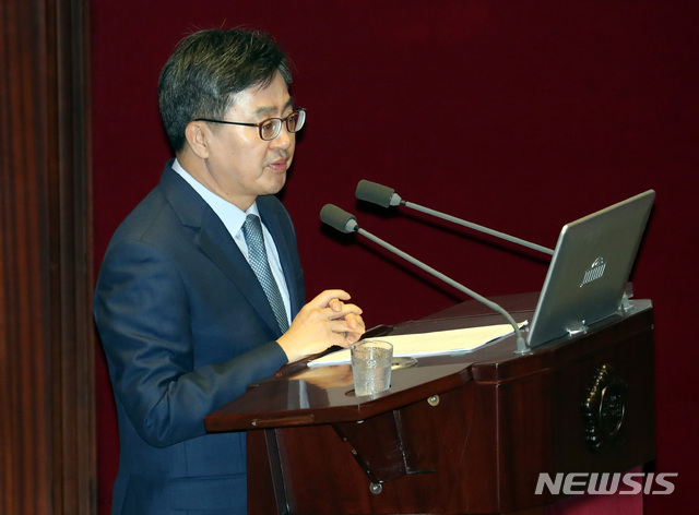 【서울=뉴시스】박영태 기자 = 2일 오전 서울 영등포구 여의도 국회 본회의장에서 열린 제364회 국회(정기회) 제8차 본회의 경제분야 대정부질문에서 김동연 경제부총리 겸 기획재정부 장관이 의원 질문에 답변하고 있다. 2018.10.02.since1999@newsis.com