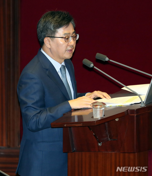 【서울=뉴시스】박영태 기자 = 2일 오전 서울 영등포구 여의도 국회 본회의장에서 열린 제364회 국회(정기회) 제8차 본회의 경제분야 대정부 질문에서 김동연 경제부총리가 답변하고 있다. 2018.10.02.since1999@newsis.com