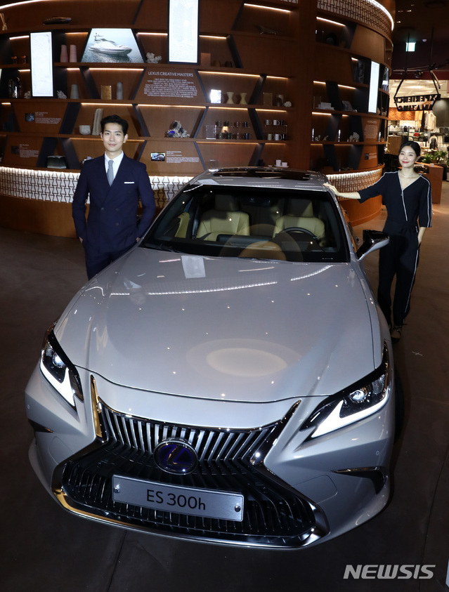 【서울=뉴시스】이영환 기자 = 2일 오전 서울 송파구 롯데월드타워 커넥트 투에서 열린 렉서스 뉴 제너레이션 ES 300h 신차발표회에서 모델들이 차량과 함께&nbsp; 포즈를 취하고 있다.렉서스 뉴 제너레이션 ES 300h는 새롭게 개발된 GA-K 플랫폼에 2.5L 하이브리드 시스템으로 주행감, 연비, 친환경 3박차를 갖춘 차량으로 트림별 가격은 각각 5710만원, 6050만원, 6260만원, 6640만원이다. 2018.10.02.&nbsp; 20hwan@newsis.com