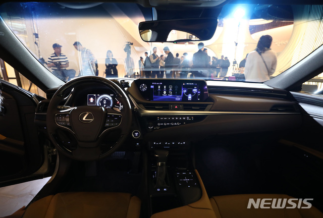 【서울=뉴시스】이영환 기자 = 2일 오전 서울 송파구 롯데월드타워 커넥트 투에서 열린 렉서스 뉴 제너레이션 ES 300h 신차발표회에서 전시된 차량의 내부 모습이 보이고 있다.렉서스 뉴 제너레이션 ES 300h는 새롭게 개발된 GA-K 플랫폼에 2.5L 하이브리드 시스템으로 주행감, 연비, 친환경 3박자를 갖춘 차량으로 트림별 가격은 각각 5710만원, 6050만원, 6260만원, 6640만원이다. 2018.10.02. 20hwan@newsis.com