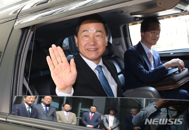 【세종=뉴시스】강종민 기자 = 이임식을 마친 김상곤 부총리 겸 교육부 장관이 2일 오전 정부세종청사를 떠나며 직원들을 향해 손인사를 하고 있다. 2018.10.02. ppkjm@newsis.com