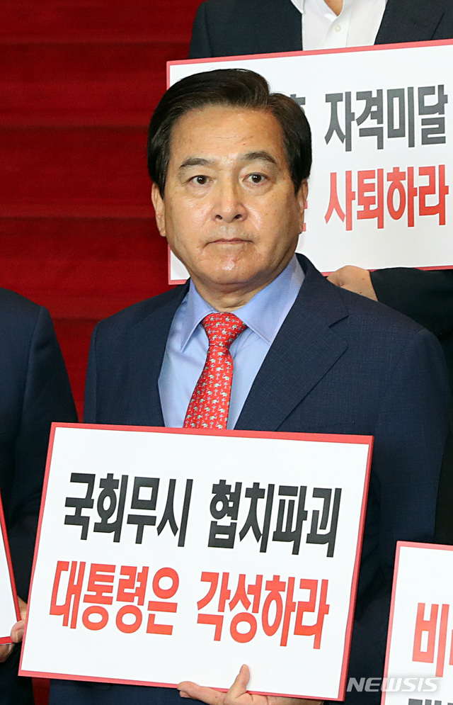 【서울=뉴시스】이종철 기자&nbsp; = 2일 오전 서울 여의도 국회 본관 중앙계단에서 열린 자유한국당 긴급비상의원총회에서 심재철 의원이 문재인 대통령의 유은혜 부총리 임명 강행에 대해 규탄하는 피켓을 들고 있다. 2018.10.02.jc4321@newsis.com