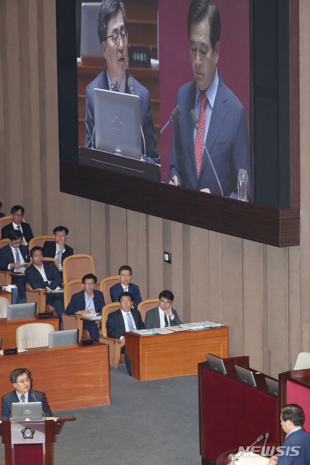 【서울=뉴시스】고승민 기자 = 2일 오전 서울 여의도 국회에서 열린 제364회국회(정기회) 제8차 본회의 대정부질문에서 김동연 경제부총리 겸 기획재정부 장관이 정부 부처 업무추진비 공개 등을 둘러싸고 자유한국당 심재철 의원의 질의에 답하고 있다. 2018.10.02. kkssmm99@newsis.com