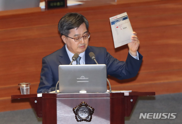 【서울=뉴시스】고승민 기자 = 2일 오전 서울 여의도 국회에서 열린 제364회국회(정기회) 제8차 본회의 대정부질문에서 김동연 경제부총리 겸 기획재정부 장관이 정부 부처 업무추진비 공개 등을 둘러싸고 자유한국당 심재철 의원의 질의에 답하고 있다. 2018.10.02. kkssmm99@newsis.com