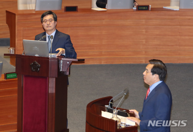 【서울=뉴시스】고승민 기자 = 2일 오전 서울 여의도 국회에서 열린 제364회국회(정기회) 제8차 본회의 대정부질문에서 자유한국당 심재철 의원이 김동연 경제부총리 겸 기획재정부 장관에게 정부 부처 업무추진비 관련 질의를 마친 뒤 맺음말을 하고 있다. 이를 김 부총리가 바라보고 있다. 2018.10.02. kkssmm99@newsis.com