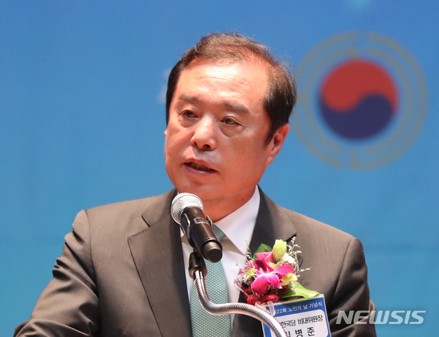 【서울=뉴시스】전진환 기자 = 제22회 노인의날 기념식이 열린 2일 오전 서울 중구 대한상공회의소에서 김병준 자유한국당 비대위원장이 축사를 하고 있다. 2018.10.02.&nbsp; amin2@newsis.com