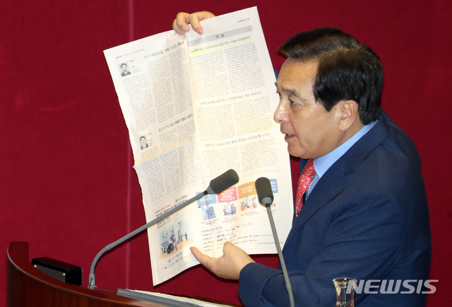 【서울=뉴시스】박영태 기자 = 2일 오전 서울 영등포구 여의도 국회 본회의장에서 열린 제364회 국회(정기회) 제8차 본회의 경제분야 대정부 질문에서 심재철 의원이 김동연 경제부총리 겸 기획재정부 장관에게 질문하고 있다. 2018.10.02. since1999@newsis.com