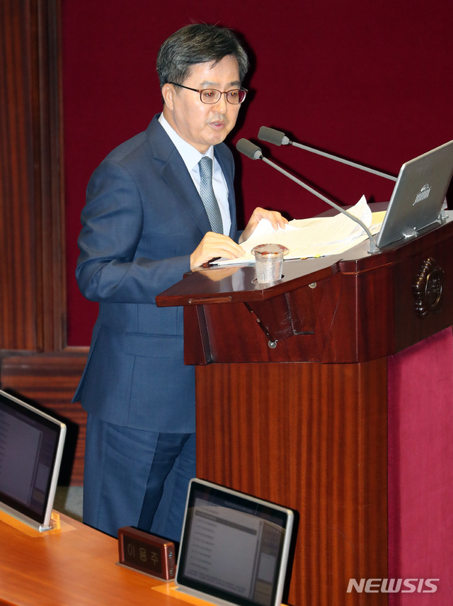 【서울=뉴시스】박영태 기자 = 2일 오전 서울 영등포구 여의도 국회 본회의장에서 열린 제364회 국회(정기회) 제8차 본회의 경제분야 대정부 질문에서 김동연 경제부총리가 심재철 의원의 질문에 답변하고 있다. 2018.10.02.since1999@newsis.com