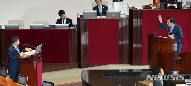 【서울=뉴시스】박영태 기자 = 2일 오전 서울 영등포구 여의도 국회 본회의장에서 열린 제364회 국회(정기회) 제8차 본회의 경제분야 대정부 질문에서 심재철 의원이 김동연 경제부총리 겸 기획재정부 장관에게 질문하고 있다. 2018.10.02.since1999@newsis.com