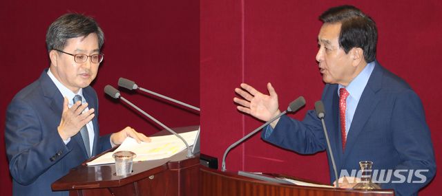 【서울=뉴시스】박영태 기자 = 2일 오전 서울 영등포구 여의도 국회 본회의장에서 열린 제364회 국회(정기회) 제8차 본회의 경제분야 대정부 질문에서 심재철 의원이 김동연 경제부총리 겸 기획재정부 장관에게 질문하고 있다. 2018.10.02.since1999@newsis.com