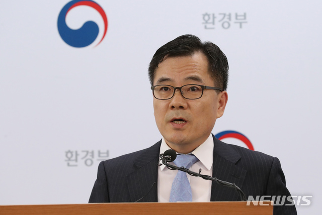 【세종=뉴시스】강종민 기자 = 홍정기 4대강 조사평가단장이 지난 2일 정부세종청사에서 4대강 16개 보 중 13개 보의 개방을 확대하고 관측을 강화한다고 밝히고 있다.&nbsp; 이에따라 금강과 영산강의 모든 보는 완전개방, 낙동강 7개 보는 취수제약 수위까지 개방(4개) 또는 완전개방(3개), 한강은 이포보가 개방된다. 2018.10.04.&nbsp; ppkjm@newsis.com