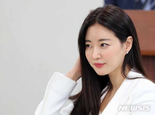 【서울=뉴시스】박주성 기자 = 배우 김사랑이 2일 오후 서울 중구 어린이재단 본부에서 열린 초록우산 어린이재단 홍보대사 위촉식에 참석하고 있다. 배우 김사랑은 소외 계층 어린이 돕기를 위한 재능기부 및 해외 아동 지원 등 2011년부터 초록우산 어린이재단의 아동 복지 사업에 기여해온 공로를 인정 받아 홍보대사로 위촉되었다. 2018.10.02. park7691@newsis.com