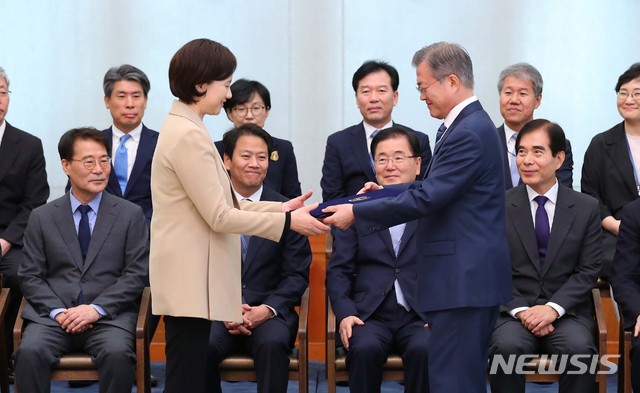 【서울=뉴시스】전신 기자 = 문재인 대통령이 2일 청와대 본관에서 유은혜 사회부총리 겸 교육부 장관에게 임명장을 수여하고 있다. 2018.10.02. photo1006@newsis.com