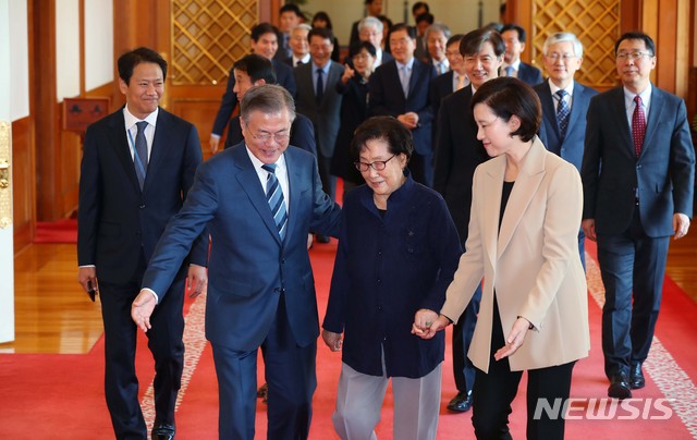 【서울=뉴시스】전신 기자 = 문재인 대통령이 2일 청와대 본관에서 유은혜 사회부총리 겸 교육부 장관에게 임명장을 수여한 후 환담장으로 이동하고 있다. 가운데는 유 사회부총리 시어머니 정종석씨. 2018.10.02. photo1006@newsis.com