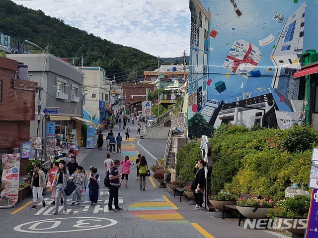  【부산=뉴시스】허상천 기자 = 부산의 새 관광명소인 감천문화마을은 10월 문화관광의 달을 맞아 관광객이 몰리고 있으나 원주민들은 무질서한 관광과 '오버투어리즘(과잉관광)' 현상으로 몸살을 앓고 있다. 2018.10.03. photo@newsis.com