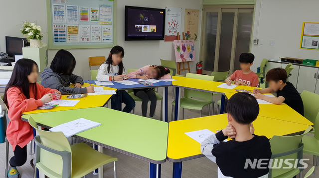 【청주=뉴시스】인진연 기자 = 충북 청주 분평초등학교 위 클래스의 또래관계개선 집단 상담 모습. 2018.10.03 (사진=충북도교육청 제공) photo@newsis.com