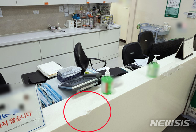 【부산=뉴시스】 하경민 기자 = 부산 동부경찰서는 3일 술을 마시고 아버지가 수술을 받은 병원을 찾아가 손도끼를 휘두르며 난동을 부린 A(53)씨를 특수협박 등의 혐의로 붙잡아 조사 중이라고 밝혔다. 2018.10.03. (사진=부산경찰청 제공) yulnetphoto@newsis.com