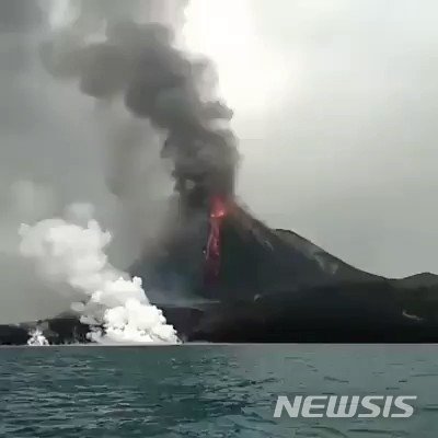 【서울=뉴시스】지난주 강진과 쓰나미로 1230명이 넘는 사망자가 발생한 인도네시아 술라웨시섬 북부의 소푸탄 화산이 3일 폭발해 인도네시아 당국이 반경 6.5㎞ 이내 지역 주민들에게 외출 자제를 명령하고 항공기들에도 화산재에 주의하라고 경보를 내렸다. 그러나 화산재가 6000m 상공까지 뿜어 올려졌지만 대피 명령은 아직 내려지지 않았다. <사진 출처 : 트위터> 2018.10.3