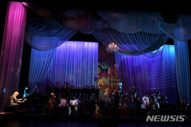 【전주=뉴시스】윤난슬 기자 = 3일 전북 전주 한국소리문화의전당에서 '2018 전주세계소리축제'의 개막공연이 열리고 있다. 2018.10.03.&nbsp; yns4656@newsis.com 