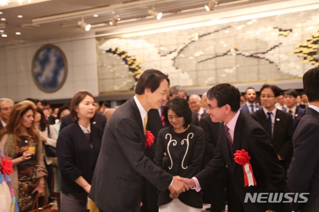 【도쿄=뉴시스】 조윤영 특파원 = 주일 한국대사관은 3일 개천절을 맞아 도쿄시내에 위치한 뉴오타니호텔에서 '국경일 및 국군의 날' 기념 리셉션을 개최했다. 사진은 이수훈 주일 한국대사가 고노 다로 일본 외무상과 인사하는 모습(사진: 주일한국대사관 제공)&nbsp; 2018.10.03yuncho@newsis.com