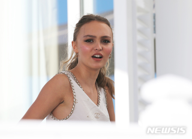 릴리로즈 뎁, 잭 스패로 선장아빠 똑닮았네