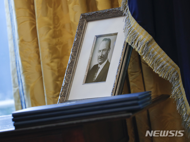 【AP/뉴시스】 도널드 트럼프 대통령의 백악관 집무실에 놓여 있는 부친 프레드 트럼프의 사진.&nbsp; 트럼프 대통령은 빌린 돈 100만달러로 자수성가한 사업가임을 자화자찬해왔지만 뉴욕타임스는 그가 부친으로부터 거액 유산을 상속받으며 탈세를 한 혐의를 보도하고 있다.&nbsp; 