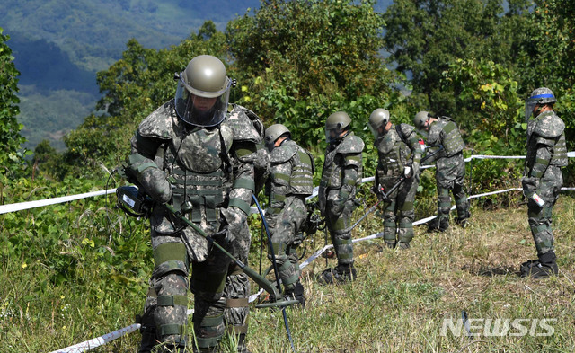 【철원=뉴시스】 사진공동취재단 = 육군은 비무장지대 내 6.25 전사자 유해발굴을 위한 지뢰제거작업을 2일 강원도 철원군 5사단(열쇠부대) 인근 비무장지대 수색로 일대에서 개시했다. 장병들이 지뢰탐지 및 제거작업을 벌이고 있다. 2018.10.03. photo@newsis.com