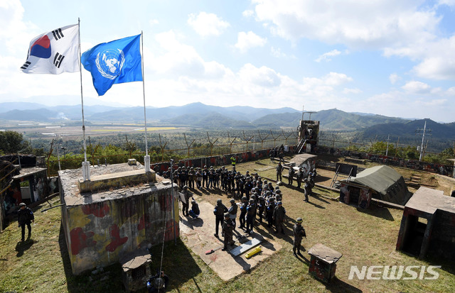 【철원=뉴시스】 사진공동취재단 = 육군은 비무장지대 내 6.25 전사자 유해발굴을 위한 지뢰제거작업을 2일 강원도 철원군 5사단(열쇠부대) 인근 비무장지대 수색로 일대에서 개시했다. 취재진이 육군관계자로부터 지뢰제거 작업에 대한 설명을 듣고 있다. 2018.10.03. photo@newsis.com