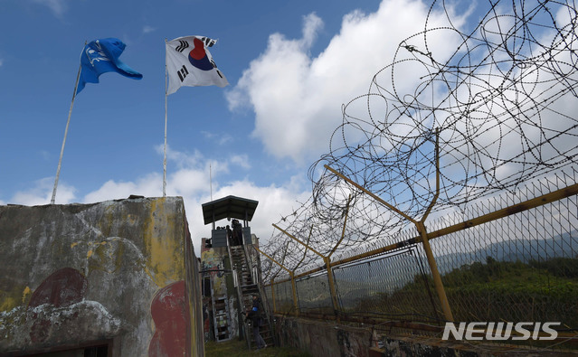 【철원=뉴시스】 사진공동취재단 = 육군은 비무장지대 내 6.25 전사자 유해발굴을 위한 지뢰제거작업을 2일 강원도 철원군 5사단(열쇠부대) 인근 비무장지대 수색로 일대에서 개시했다. 태극기와 유엔기가 비무장지대 화살머리고지 GP에서 휘날리고 있다. 2018.10.03. photo@newsis.com