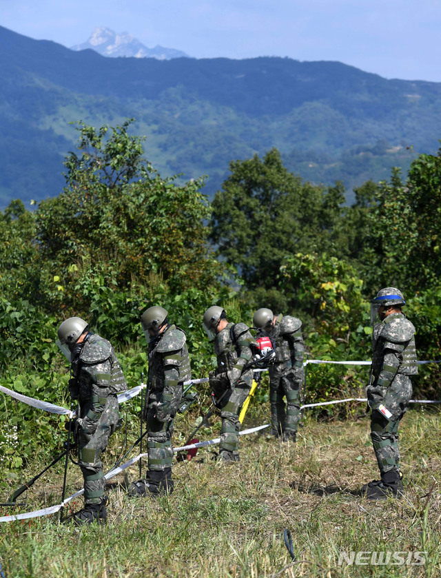 【철원=뉴시스】 사진공동취재단 = 육군은 비무장지대 내 6.25 전사자 유해발굴을 위한 지뢰제거작업을 2일 강원도 철원군 5사단(열쇠부대) 인근 비무장지대 수색로 일대에서 개시했다. 장병들이 지뢰탐지 및 제거작업을 벌이고 있다. 2018.10.03.&nbsp;&nbsp; photo@newsis.com