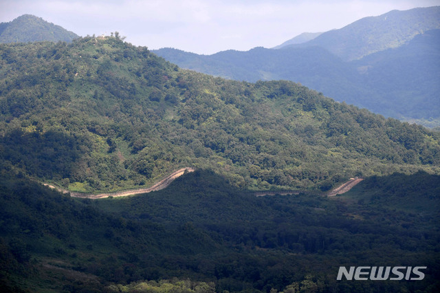 【철원=뉴시스】 사진공동취재단 = 육군은 비무장지대 내 6.25 전사자 유해발굴을 위한 지뢰제거작업을 2일 강원도 철원군 5사단(열쇠부대) 인근 비무장지대 수색로 일대에서 개시했다. 장병들이 지뢰탐지 및 제거작업을 벌이고 있다. 2018.10.03.&nbsp;&nbsp; photo@newsis.com