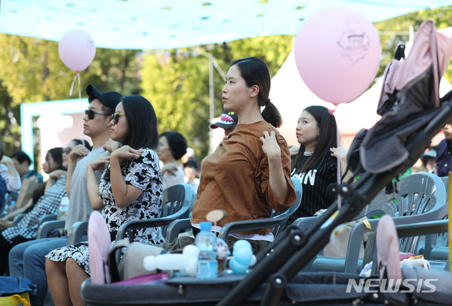 【서울=뉴시스】 김진아 기자 = 3일 오전 서울 광진구 어린이대공원에서 열린 디어맘 페스티벌에서 임산부들이 요가를 하고 있다. 2018.10.03. bluesoda@newsis.com