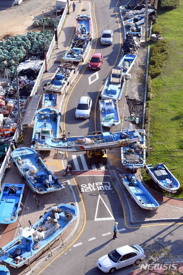 【부산=뉴시스】 하경민 기자 = 제25호 태풍 '콩레이'가 북상 중인 가운데 3일 오후 부산 해운대구 송정해수욕장 인근 송정어촌계에서 어민들이 지게차를 동원해 소형 어선을 도로변으로 옮기고 있다. 2018.10.03.&nbsp; yulnetphoto@newsis.com