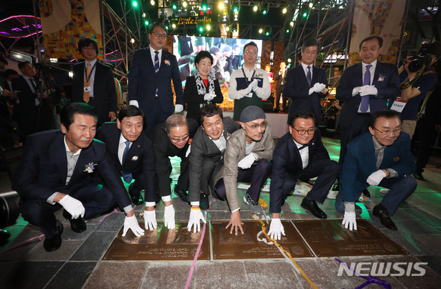 【부산=뉴시스】조수정 기자 = 제23회 부산국제영화제(BIFF) 전야제가 열린 3일 오후 부산광역시 중구 남포동 비프광장에서 주요 참석자들이 핸드프린팅 제막식 후 기념촬영 하고 있다. 2018.10.03. chocrystal@newsis.com