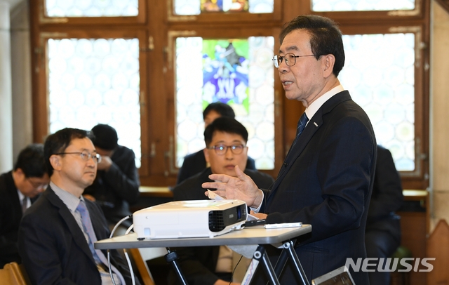 【주크(스위스)=뉴시스】유럽순방 중인 박원순 서울시장은 3일 오전(현지시간) 스위스 주크시청에서 간담회를 열고 '블록체인 도시 서울 추진계획(2018~2022년)'을 발표했다. 2018.10.04. (사진=서울시 제공)